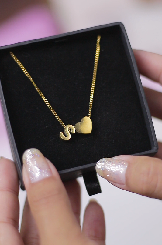 COLLAR PERSONALIZADO💖: INICIAL + CORAZÓN + PULERA✨ + RAMO DE FLORES 🌸