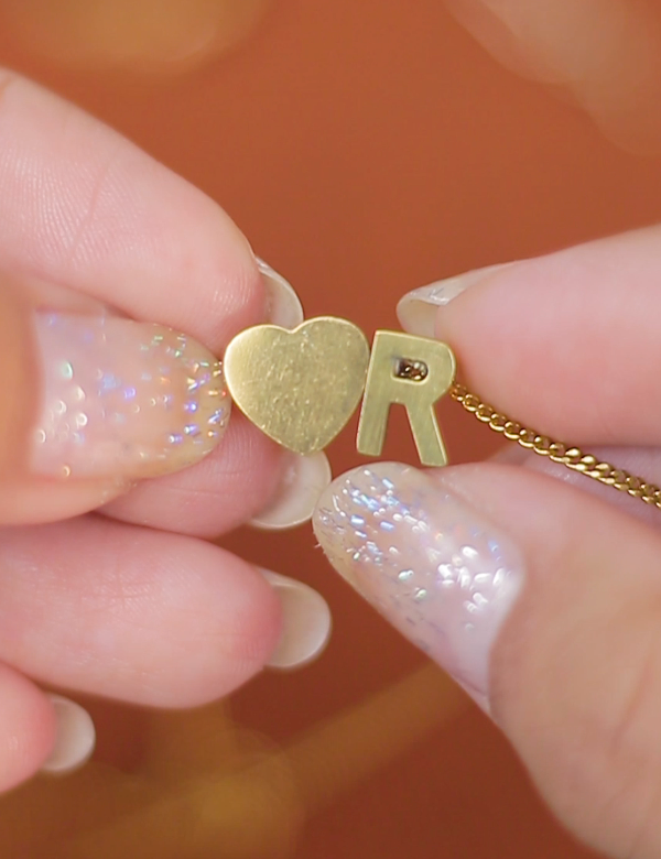COLLAR PERSONALIZADO💖: INICIAL + CORAZÓN + PULERA✨ + RAMO DE FLORES 🌸